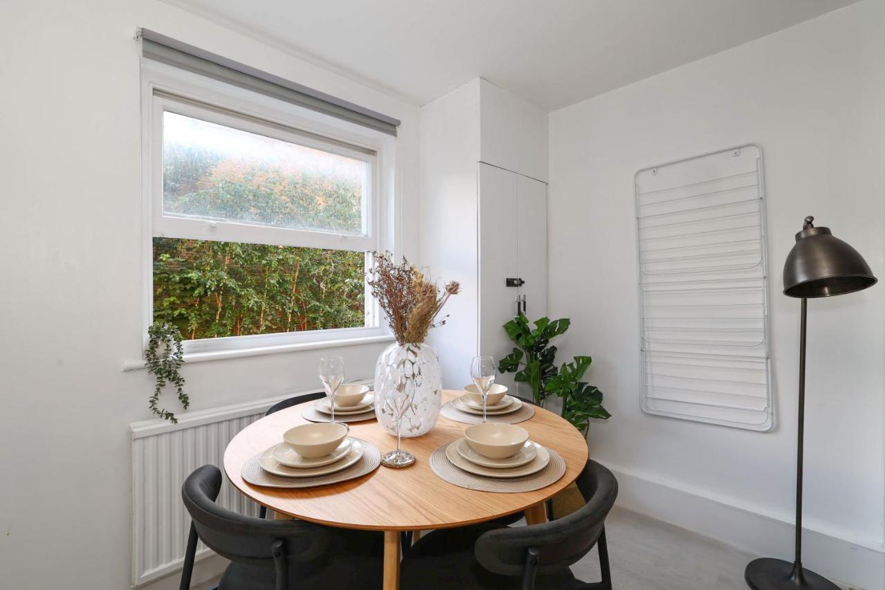 Appartement W For 4. Open Plan Kitchen/living Londen